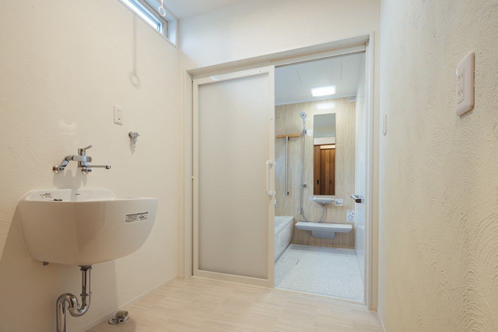 Inspiration för mellanstora toaletter, med vita väggar, plywoodgolv och beiget golv