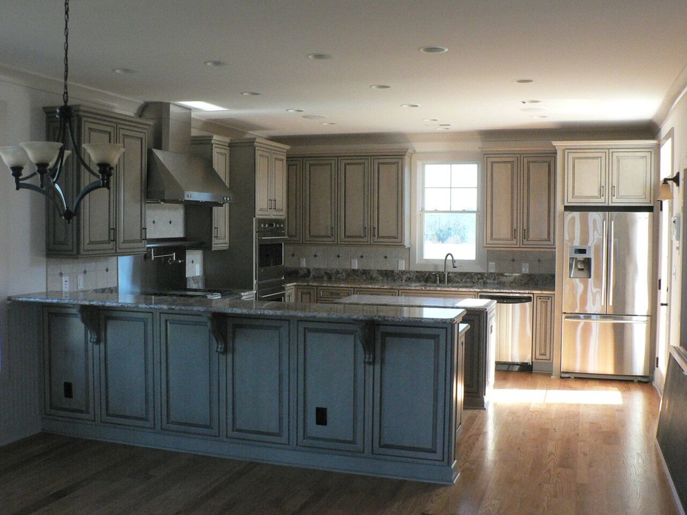 Example of a transitional kitchen design in Orange County
