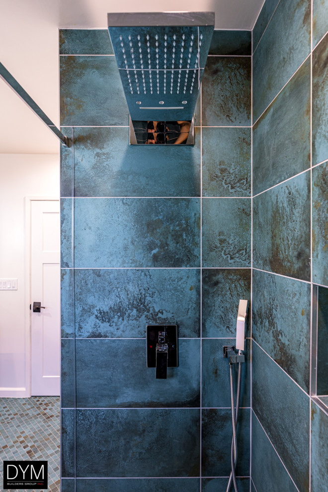 Источник вдохновения для домашнего уюта: большая главная ванная комната со стиральной машиной в современном стиле с плоскими фасадами, серыми фасадами, душем в нише, унитазом-моноблоком, белой плиткой, мраморной плиткой, белыми стенами, полом из мозаичной плитки, накладной раковиной, столешницей из искусственного камня, синим полом, душем с распашными дверями, белой столешницей, тумбой под две раковины, встроенной тумбой, потолком с обоями и обоями на стенах