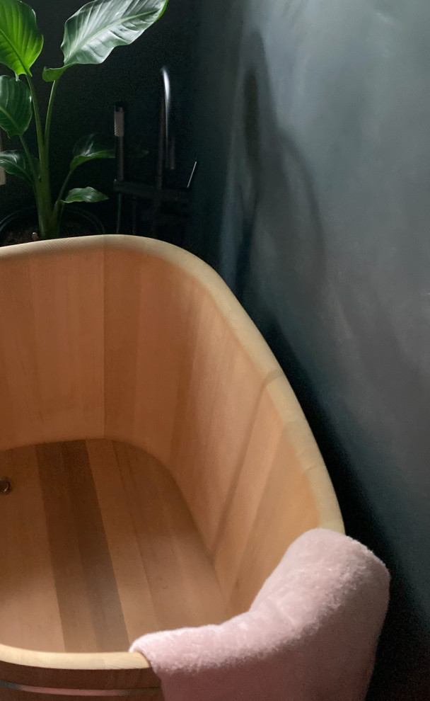 Свежая идея для дизайна: большая ванная комната в стиле фьюжн с японской ванной, душем без бортиков, инсталляцией, розовой плиткой, керамической плиткой, серыми стенами, бетонным полом, раковиной с несколькими смесителями, столешницей из дерева, серым полом, душем с распашными дверями, коричневой столешницей и тумбой под две раковины - отличное фото интерьера