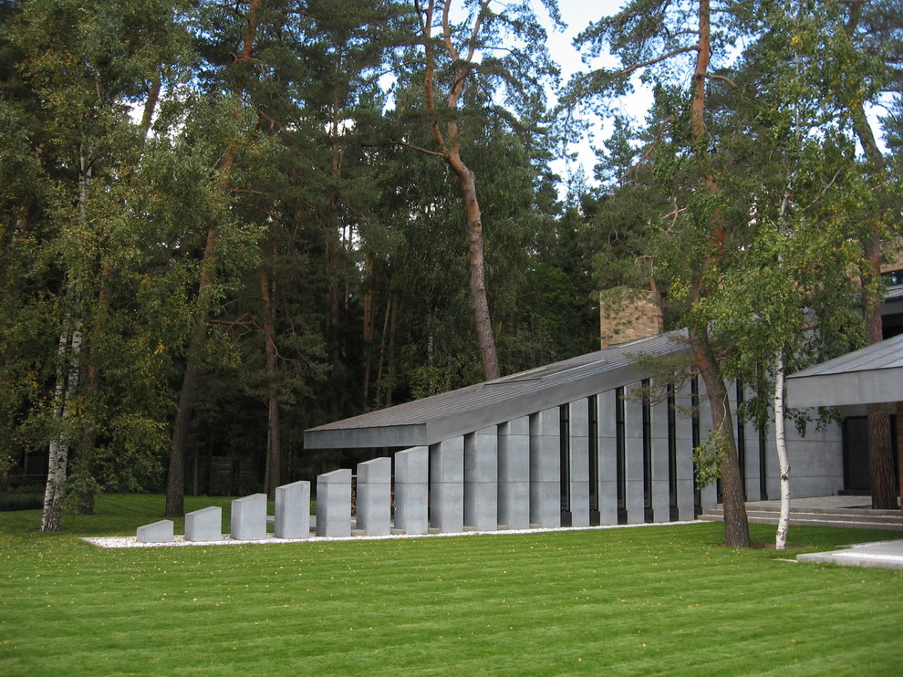 Дом в соснах у пруда