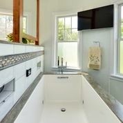 Transitional home design photo in Milwaukee