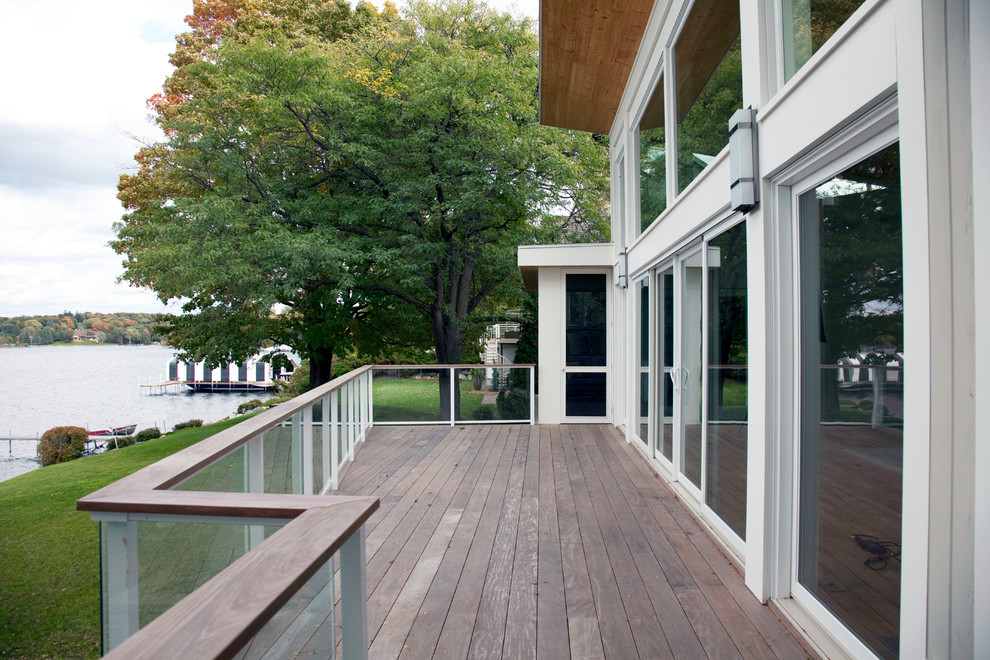 Design ideas for a large contemporary deck in Minneapolis.
