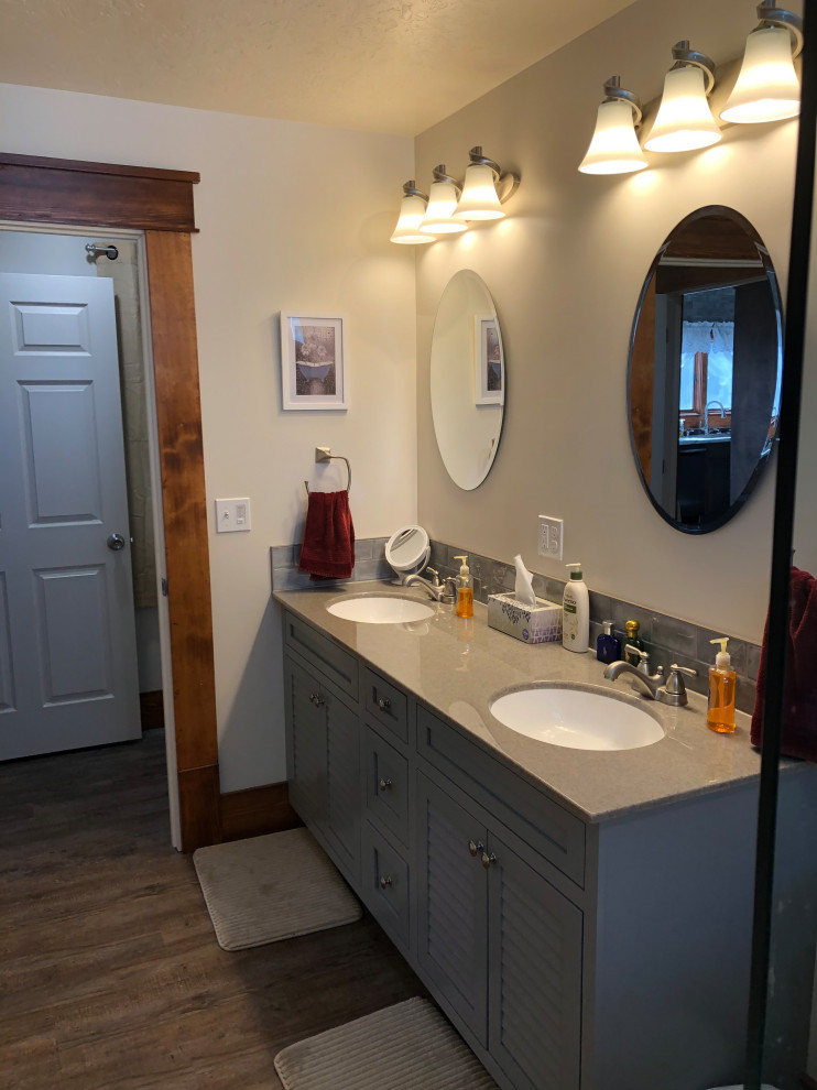Inredning av ett amerikanskt mellanstort grå grått en-suite badrum, med luckor med profilerade fronter, blå skåp, grå kakel, keramikplattor, vita väggar, vinylgolv, ett integrerad handfat, bänkskiva i onyx och flerfärgat golv