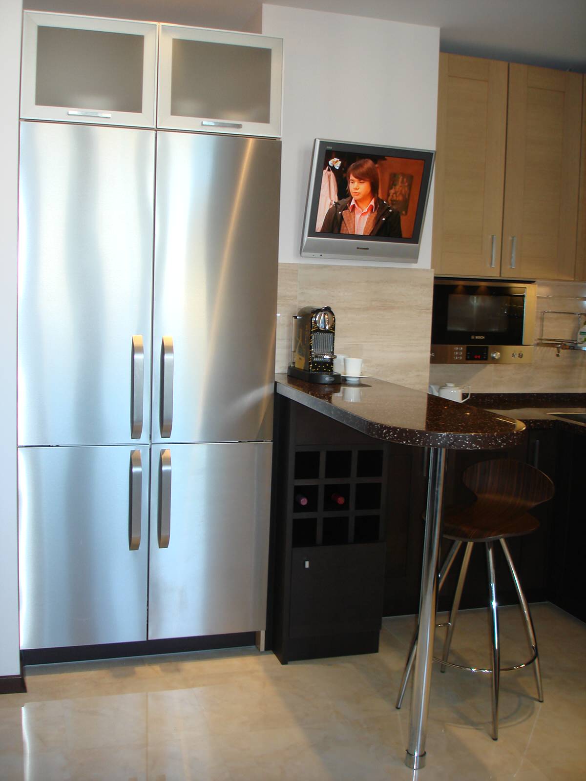 Кухня с барной стойкой