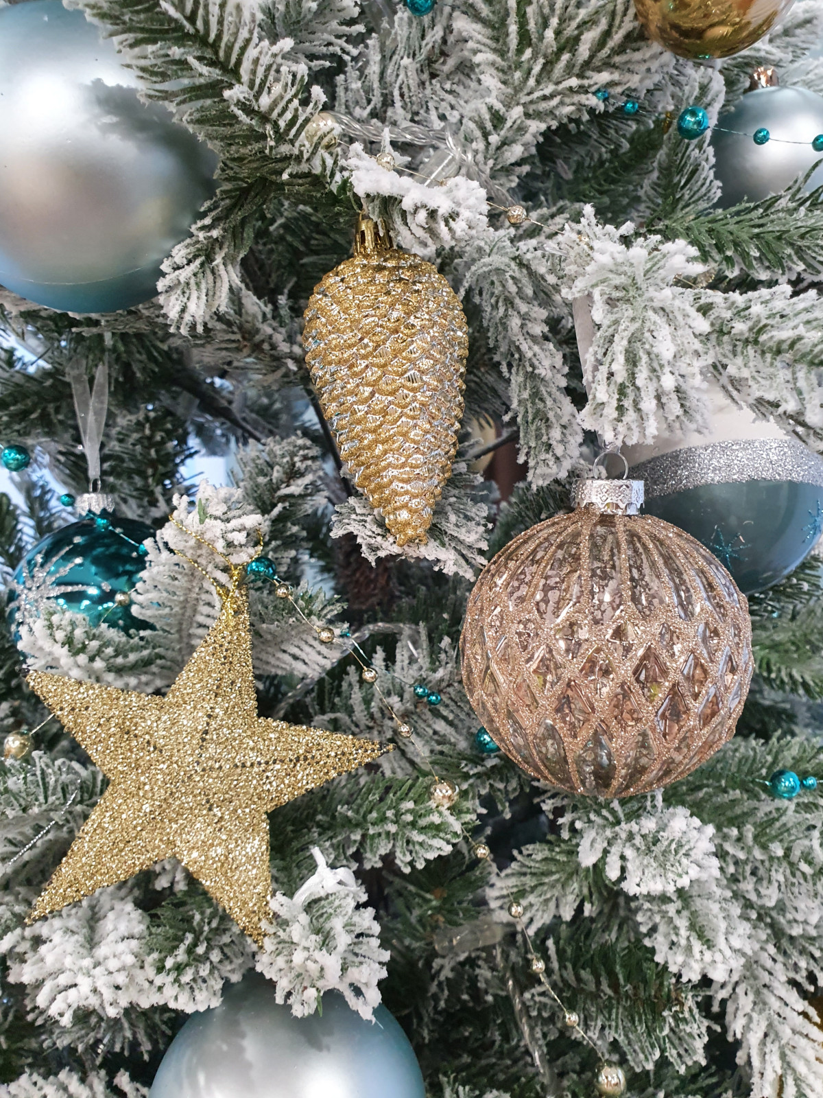 Новогоднее украшение сада и коттеджа