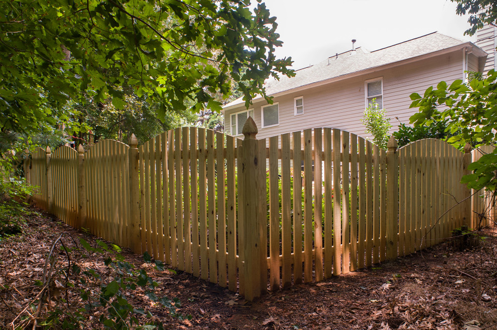 Immagine di un giardino tradizionale dietro casa con recinzione in legno