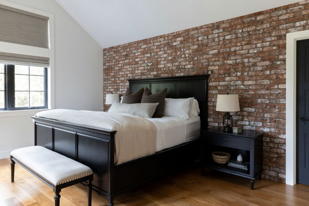 Exemple d'une chambre parentale tendance de taille moyenne avec un mur blanc, un sol en bois brun et cheminée suspendue.