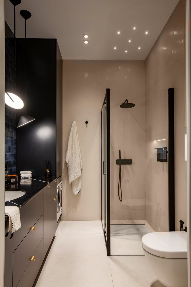 На фото: ванная комната в стиле модернизм с бежевыми стенами с