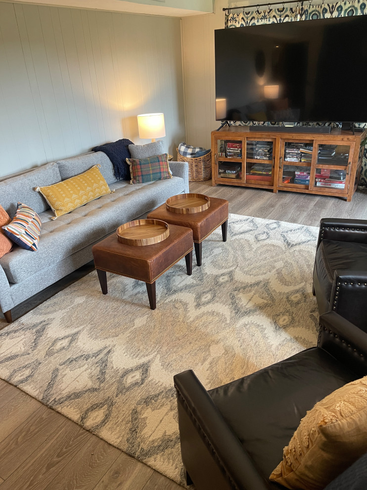 Mittelgroßes, Abgetrenntes Klassisches Wohnzimmer mit grauer Wandfarbe, Kamin, Kaminumrandung aus Backstein, grauem Boden und Wandpaneelen in Portland