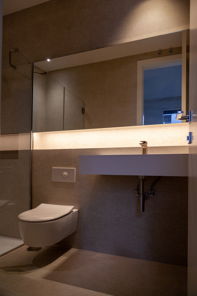 Пример оригинального дизайна: ванная комната в стиле неоклассика (современная классика) с белыми фасадами, инсталляцией, бежевыми стенами, паркетным полом среднего тона, раковиной с пьедесталом, тумбой под одну раковину и напольной тумбой