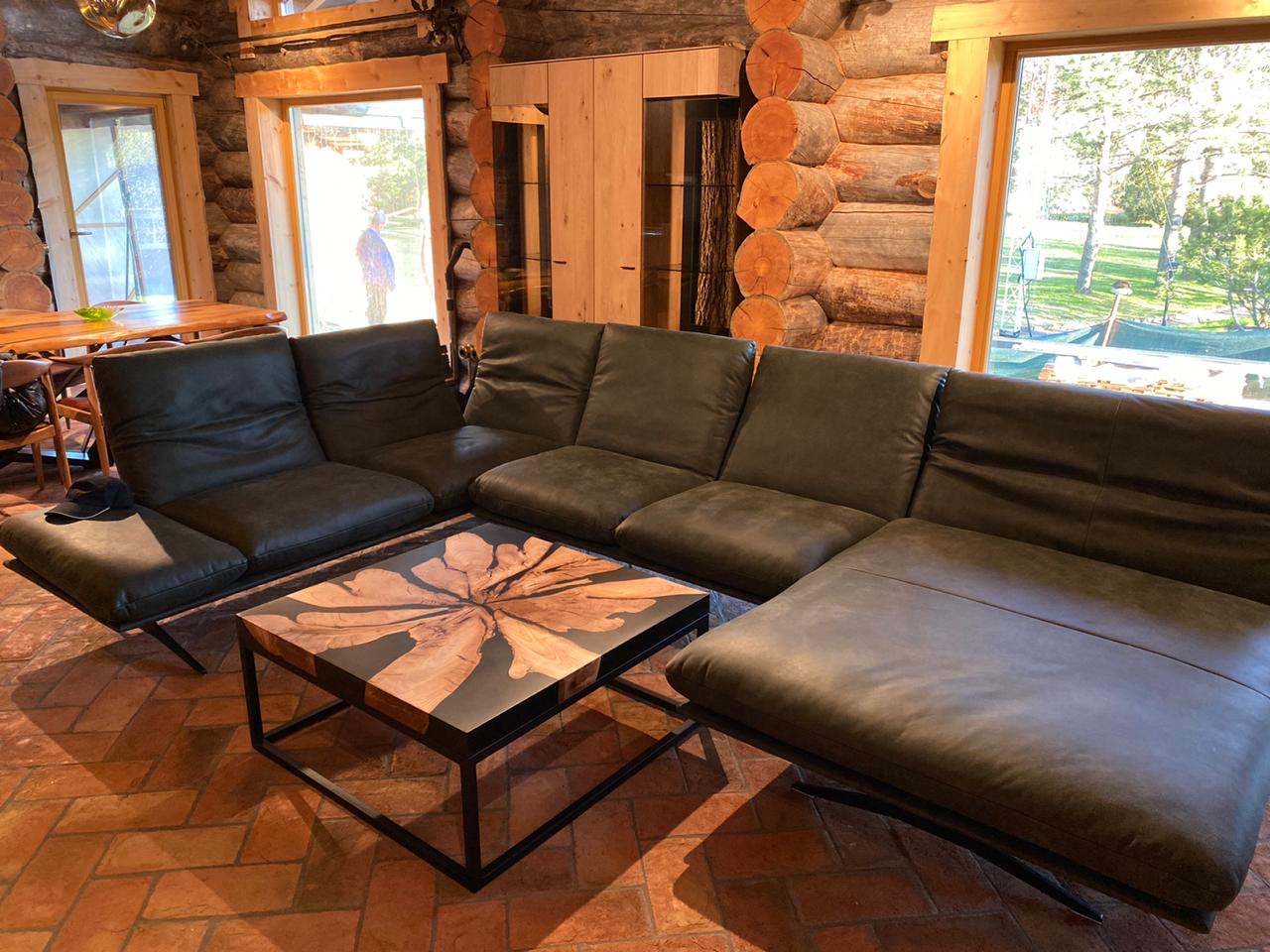 Журнальный стол из ореха