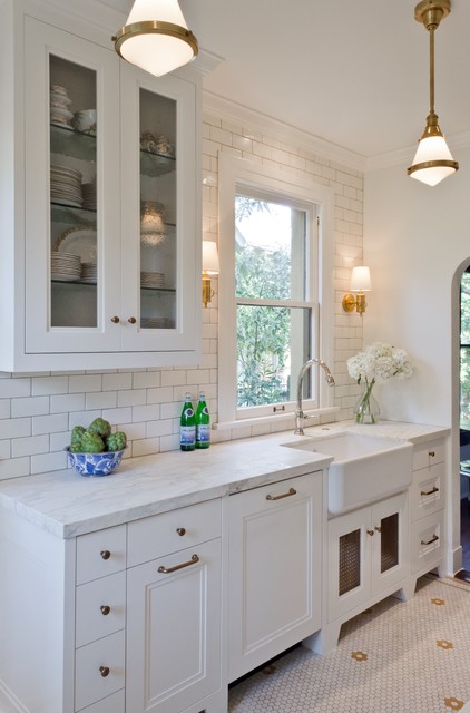 A white Monte Vista kitchen klassisch-kueche