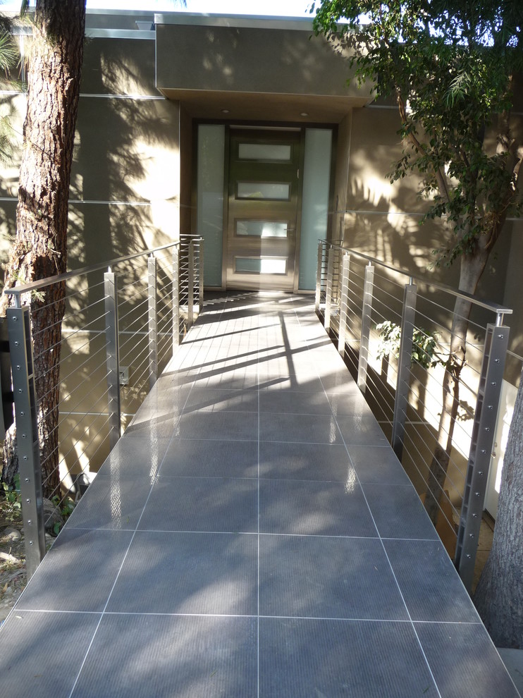 Contemporary entryway in Los Angeles with a single front door and a green front door.