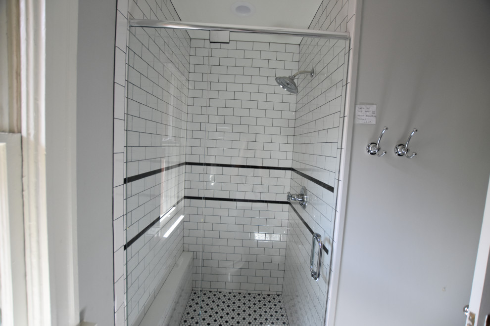 Пример оригинального дизайна: ванная комната среднего размера в стиле неоклассика (современная классика)