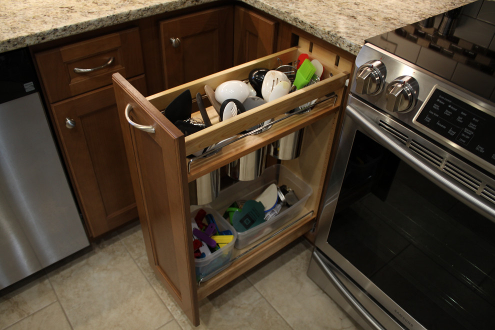Example of a transitional home design design in Nashville