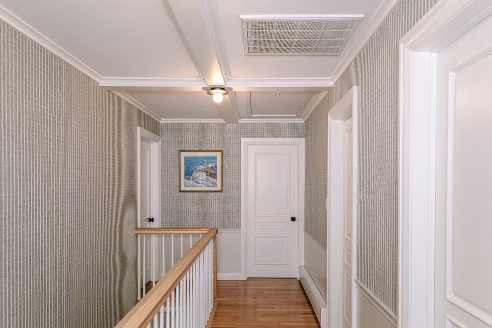 Modelo de recibidores y pasillos bohemios de tamaño medio con suelo de madera en tonos medios, casetón y papel pintado