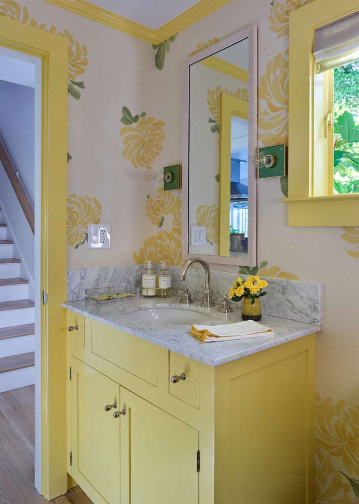 Свежая идея для дизайна: большая ванная комната в классическом стиле с плоскими фасадами, желтыми фасадами, желтой плиткой, мраморной плиткой, разноцветными стенами, светлым паркетным полом, накладной раковиной, мраморной столешницей, бежевым полом, белой столешницей, тумбой под одну раковину, встроенной тумбой и обоями на стенах - отличное фото интерьера