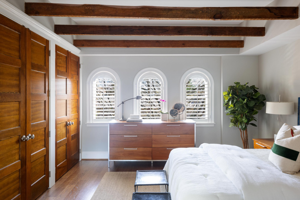 Свежая идея для дизайна: большая хозяйская спальня в стиле неоклассика (современная классика) с серыми стенами, паркетным полом среднего тона, коричневым полом и балками на потолке - отличное фото интерьера