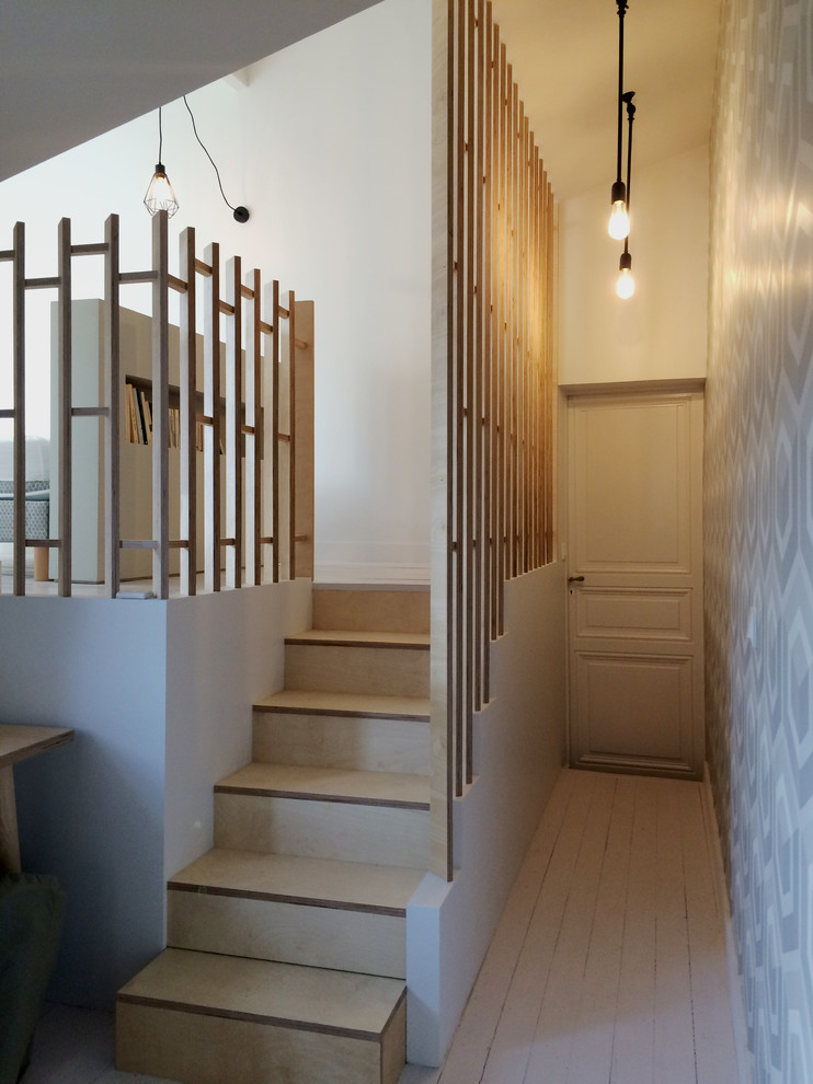 This is an example of a small scandinavian staircase in Bordeaux.
