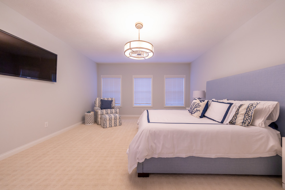 Bedroom - transitional bedroom idea in Cleveland