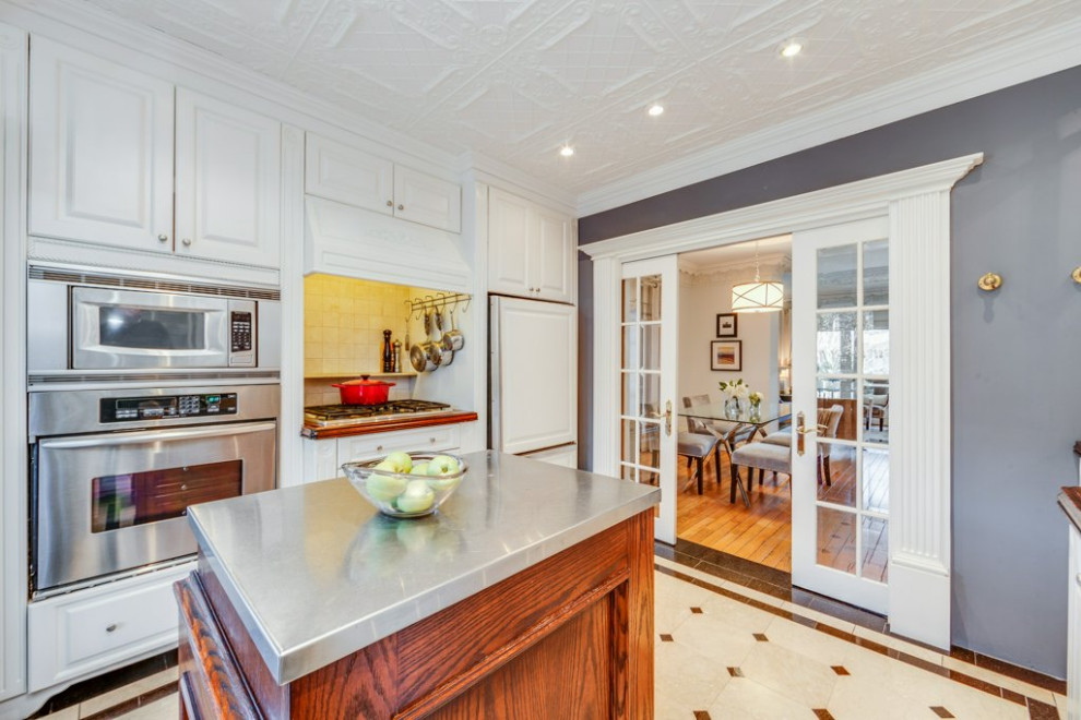 Kitchen - transitional kitchen idea in Toronto