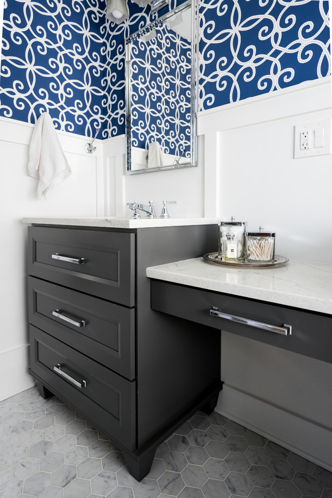 Home design - mid-sized transitional home design idea in Chicago