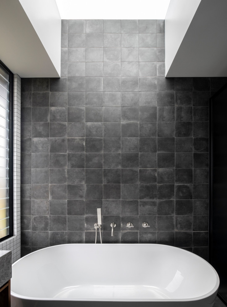 Photo of a contemporary bathroom in Brisbane.
