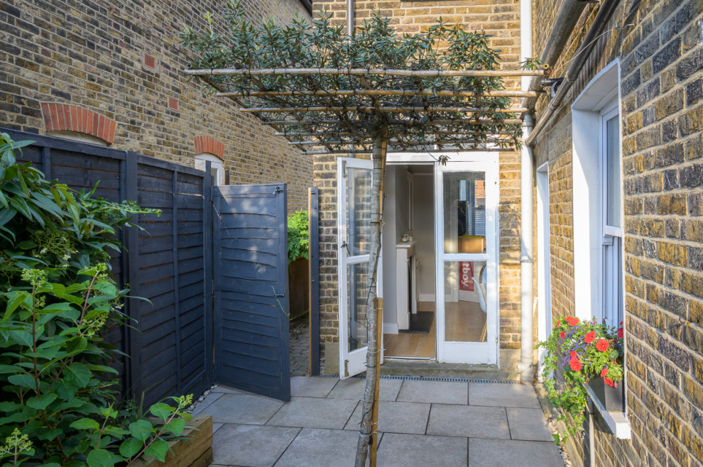 Kleiner Moderner Garten hinter dem Haus mit Holzzaun in London