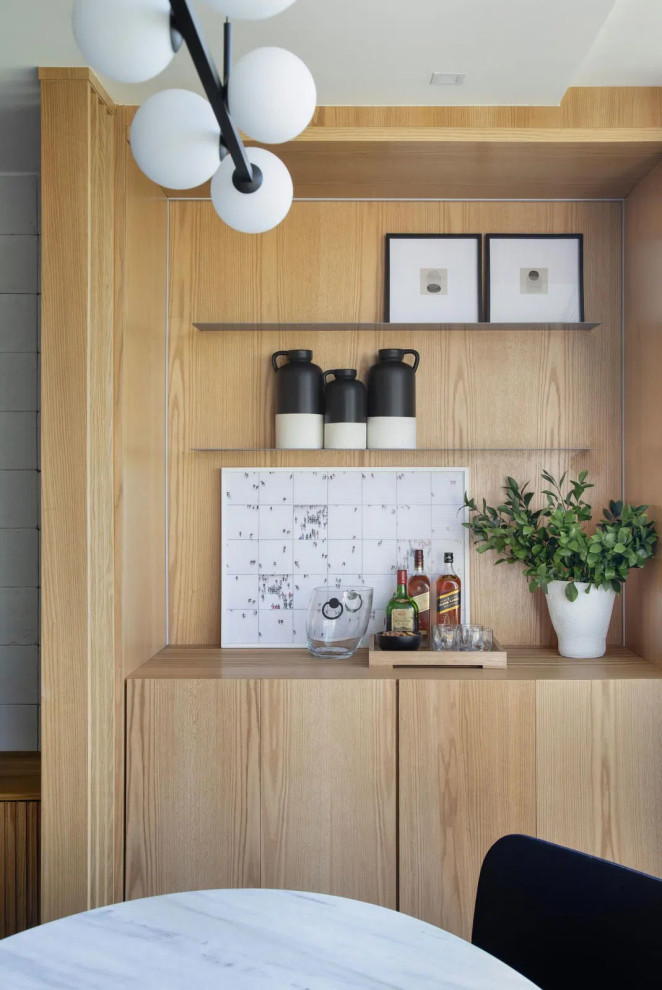 Источник вдохновения для домашнего уюта: большая открытая гостиная комната в стиле модернизм с домашним баром, белыми стенами, полом из керамогранита, телевизором на стене и серым полом