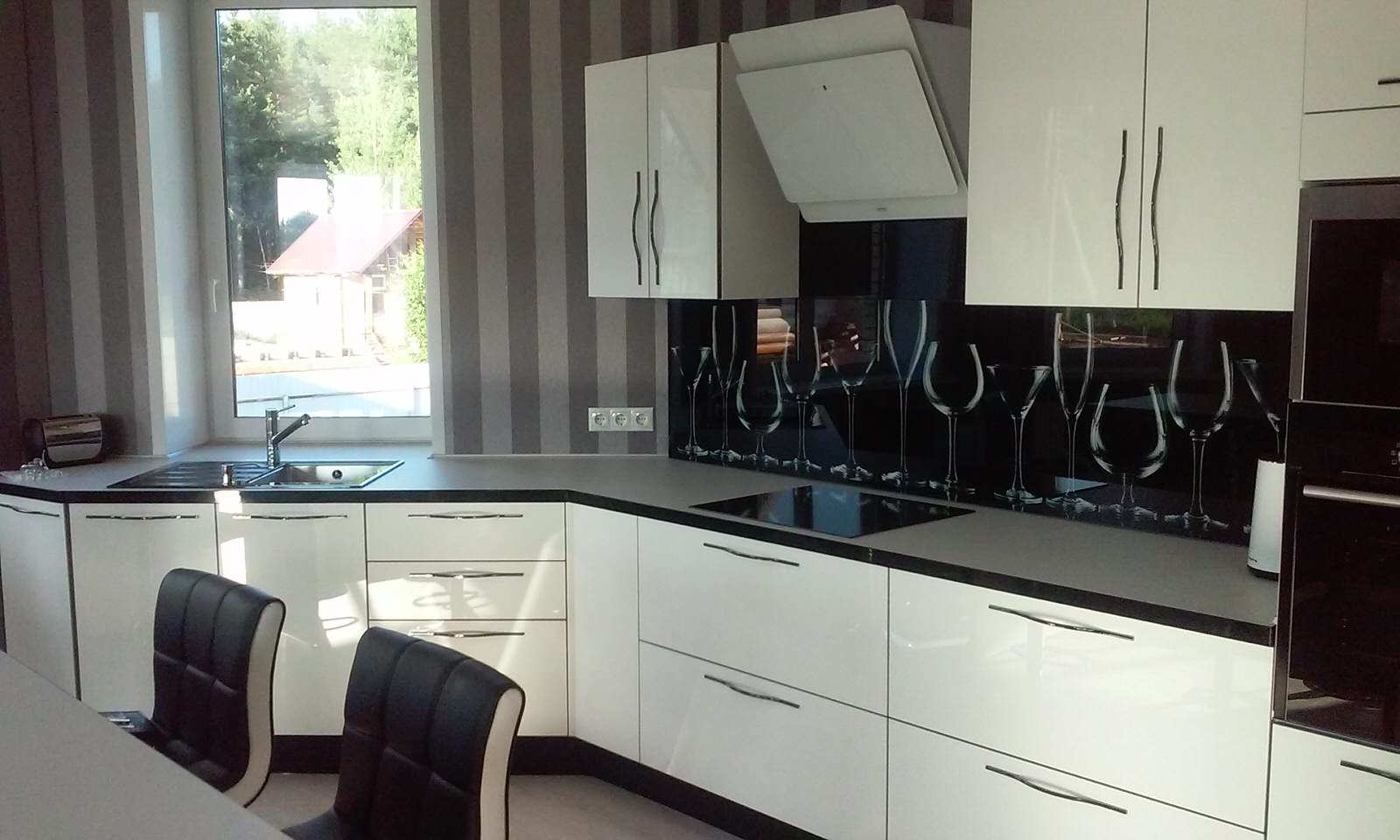 Кухня неправильной формы в частном доме со столовой группой и стеллажом