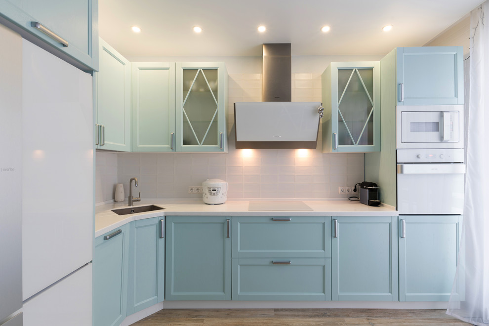 Мятная кухня с рамочными фасадами