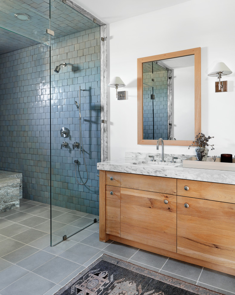 Foto på ett mellanstort rustikt grå badrum med dusch, med släta luckor, bruna skåp, blå kakel, keramikplattor, vita väggar, klinkergolv i keramik, ett nedsänkt handfat, marmorbänkskiva, blått golv, dusch med gångjärnsdörr, ett badkar i en alkov och en dusch/badkar-kombination