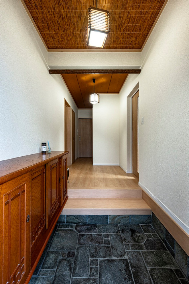 Стильный дизайн: входная дверь в современном стиле с одностворчатой входной дверью и входной дверью из дерева среднего тона - последний тренд