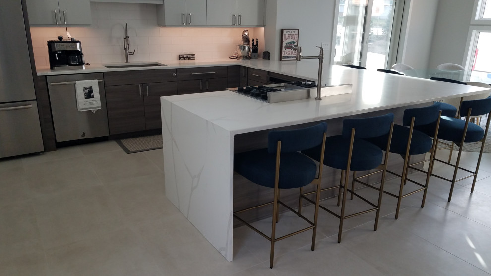 U-shaped eat-in kitchen photo with quartz countertops