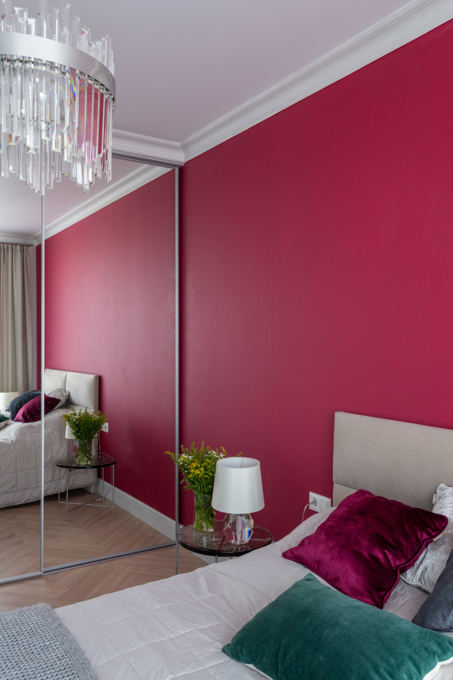 Свежая идея для дизайна: маленькая хозяйская, серо-белая спальня в современном стиле с красными стенами, светлым паркетным полом, бежевым полом и акцентной стеной для на участке и в саду - отличное фото интерьера