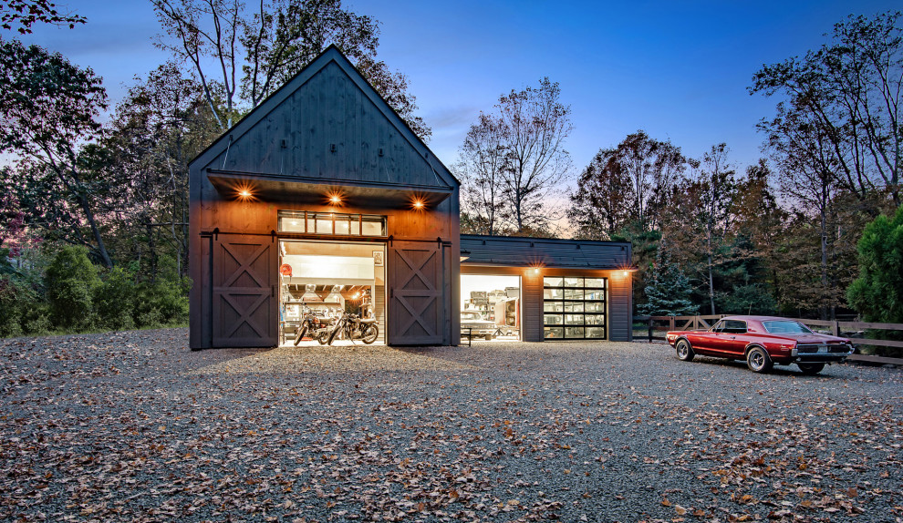 Immagine di un grande garage per tre auto indipendente country con ufficio, studio o laboratorio