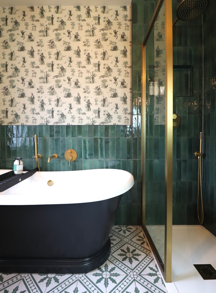 Источник вдохновения для домашнего уюта: главная ванная комната среднего размера в стиле фьюжн с открытыми фасадами, белыми фасадами, отдельно стоящей ванной, открытым душем, унитазом-моноблоком, зеленой плиткой, плиткой кабанчик, зелеными стенами, полом из керамогранита, монолитной раковиной, стеклянной столешницей, зеленым полом, открытым душем, белой столешницей, нишей, тумбой под одну раковину, напольной тумбой и обоями на стенах