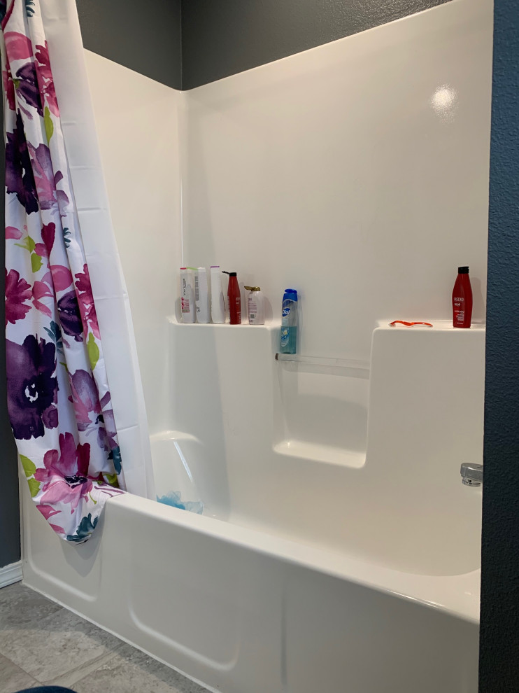 Small kids bathroom in Portland with shaker cabinets, white cabinets, an alcove tub, a two-piece toilet, grey walls, vinyl floors, an integrated sink, solid surface benchtops, grey floor, white benchtops, a single vanity and a freestanding vanity.