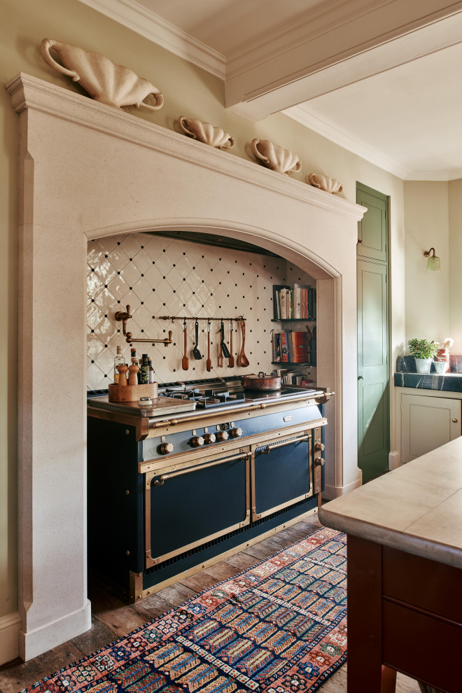 Источник вдохновения для домашнего уюта: большая угловая кухня в классическом стиле с обеденным столом и островом