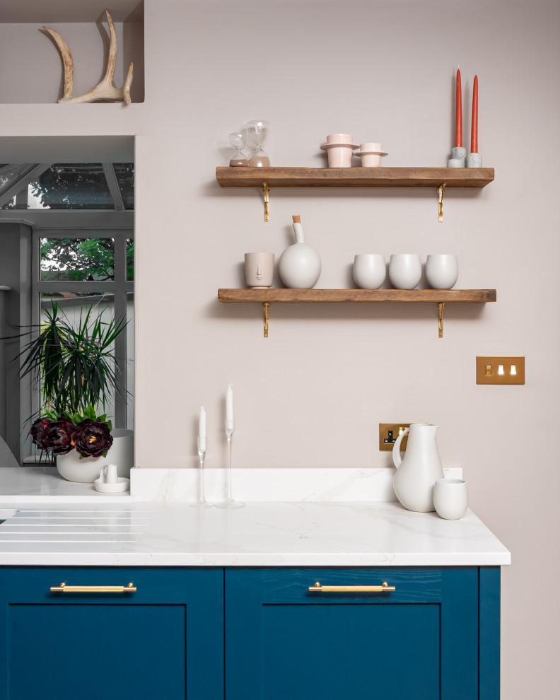 Ispirazione per una cucina contemporanea di medie dimensioni con ante in stile shaker, ante blu, top in granito, paraspruzzi bianco e top bianco