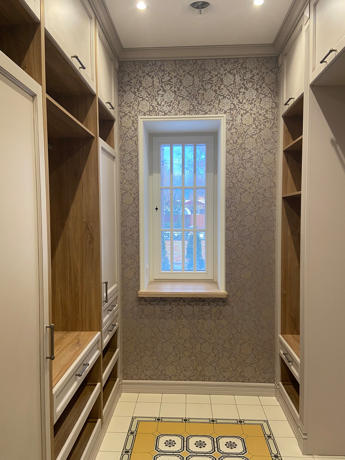 Интерьер гардеробной в загородном доме