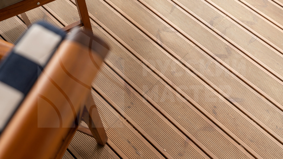 Современный дизайнерский дом с террасой и отделкой из дранки