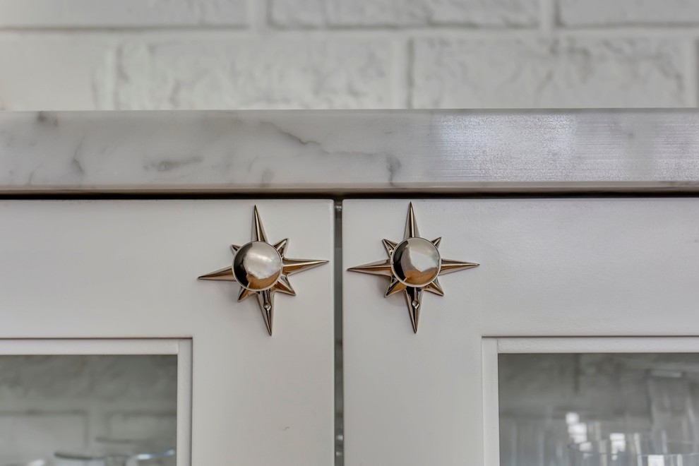 Transitional kitchen photo in Calgary