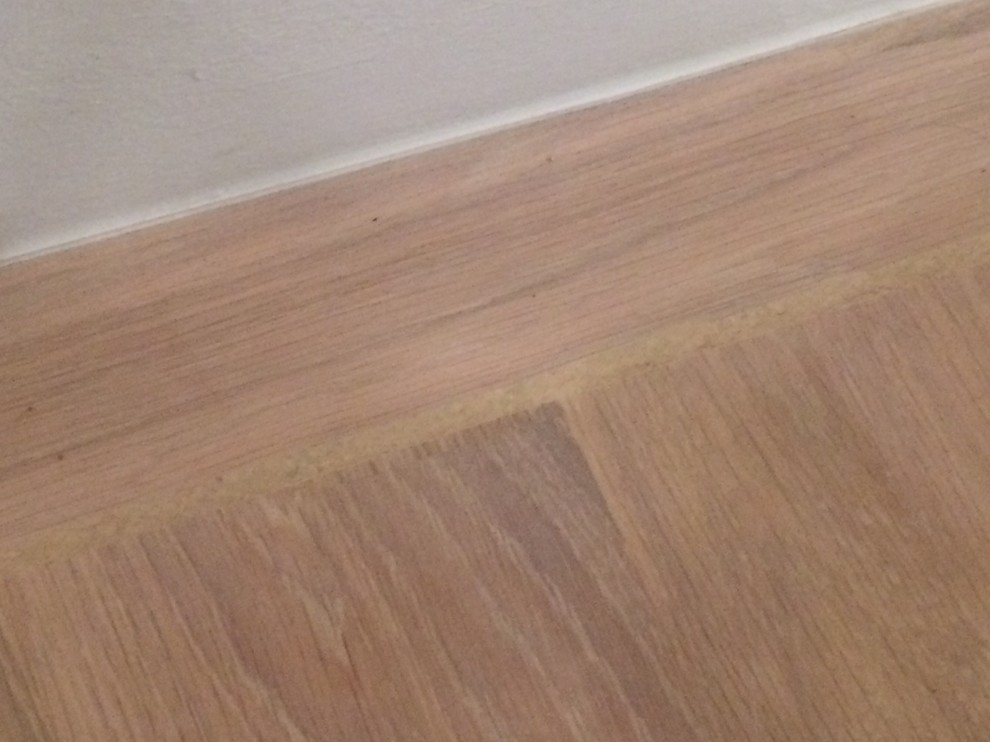 Holzboden ohne Sockelleiste