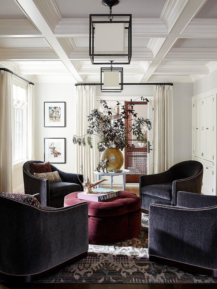 Inspiration pour un salon traditionnel fermé avec parquet foncé, un sol marron et un plafond à caissons.