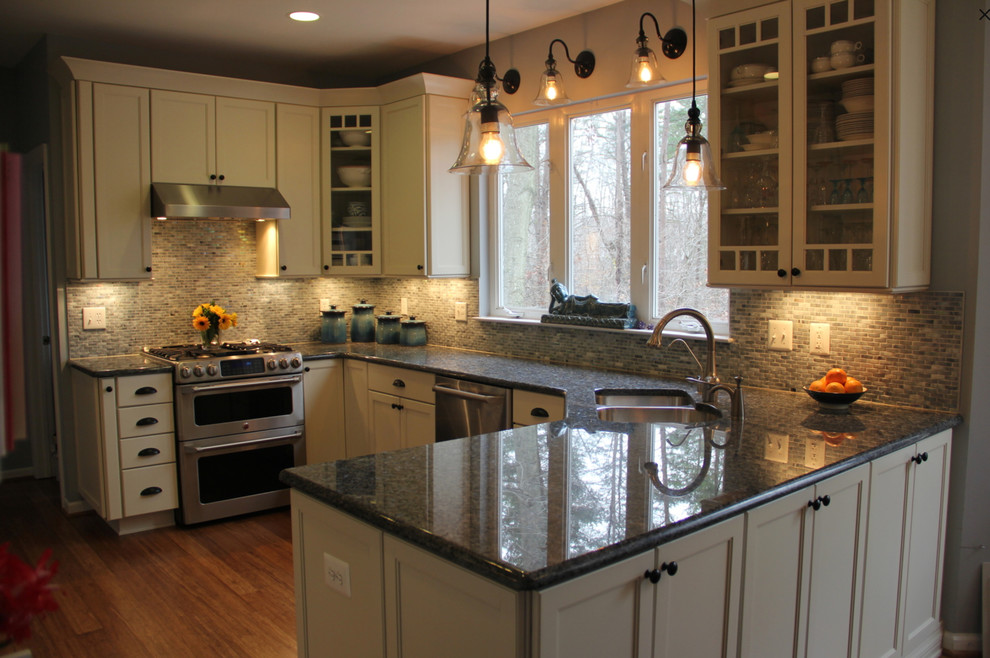 Transitional kitchen photo in DC Metro