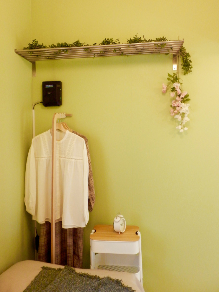 Foto de dormitorio blanco nórdico pequeño con paredes verdes, suelo de contrachapado, suelo beige, papel pintado y papel pintado