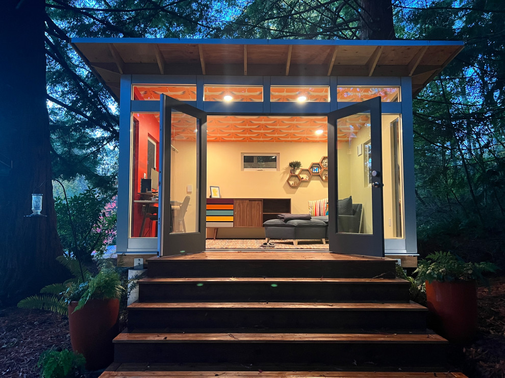 Inspiration for a mid-sized 1960s detached studio / workshop shed remodel in Seattle