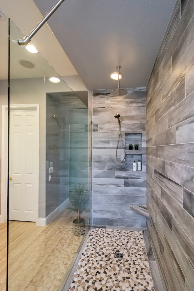 Mid-sized transitional master bathroom in Phoenix with an open shower, gray tile, porcelain tile, grey walls, porcelain floors, an undermount sink, granite benchtops, beige floor and an open shower.